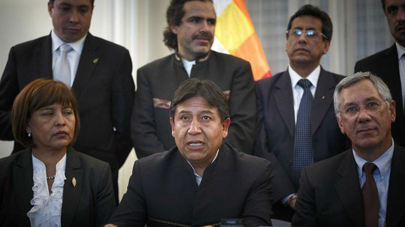 O Ministro das Relações Exteriores da Bolívia, David Choquehuanca, apresenta demanda à Corte Internacional de Justiça em Haia sobre saída ao Oceano Pacífico.