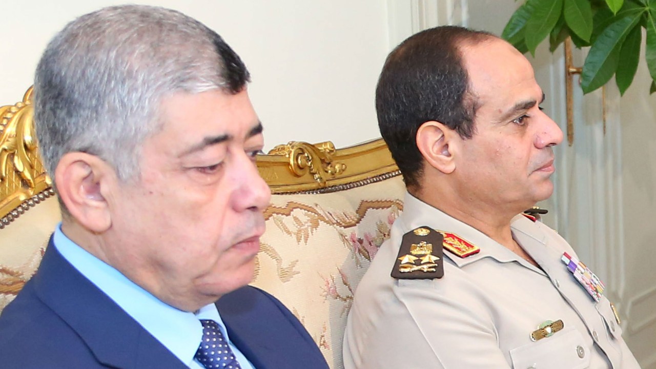 O ministro do Interior do Egito, Mohamed Ibrahim (à esq.), ao lado do general Abdel Fattah al-Sisi