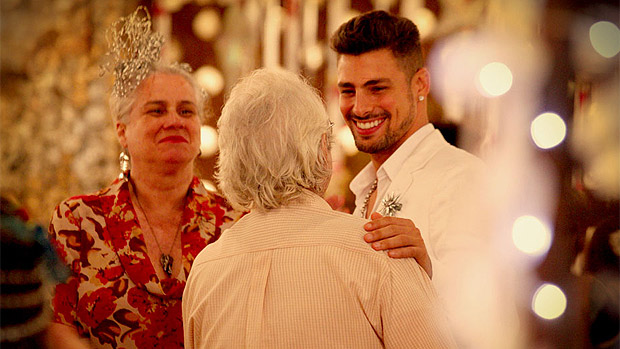 O noivo Jorginho (Cauã Reymond) recebe os cumprimentos de Mãe Lucinda (Vera Holtz) e Santiago (Juca de Oliveira), em Avenida Brasil