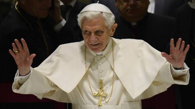 O papa Bento XVI em sua primeira aparição pública, na Quarta-Feira de Cinzas, desde o anúncio de sua renúncia