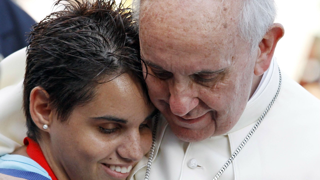O papa Francisco abraça uma mulher durante um encontro com jovens em Cagliari, na Itália
