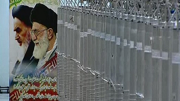O pôster de Ali Khamanei, Líder Supremo do Irã, próximo às centrífugas de energia nuclear