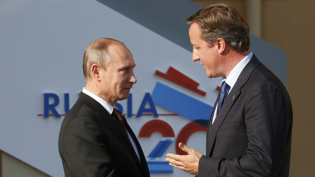 O premiê britânico David Cameron conversa com o presidente russo Vladimir Putin durante a cúpula do G20