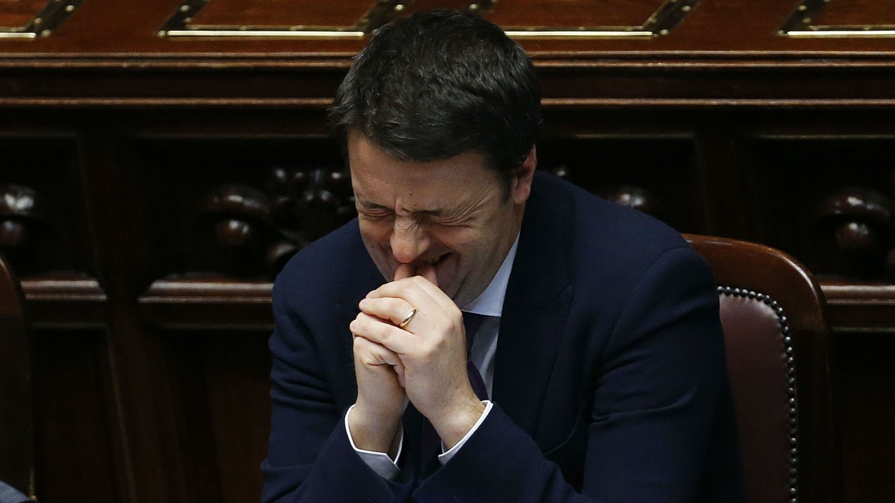O premiê italiano Matteo Renzi vibra com o voto de confiança que sua coalizão governamental recebeu da Câmara dos Deputados