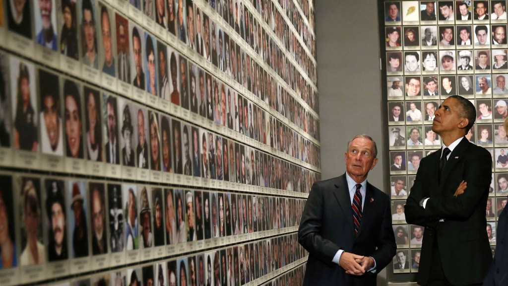 O presidente americano Barack Obama e o ex-prefeito de Nova York, Michael Bloomberg, observam fotos de pessoas que morreram nos ataques do 11 de setembro