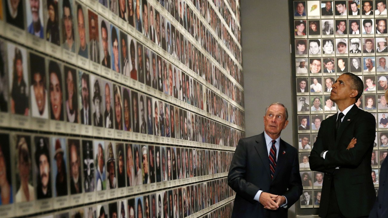 O presidente americano Barack Obama e o ex-prefeito de Nova York, Michael Bloomberg, observam fotos de pessoas que morreram nos ataques do 11 de setembro