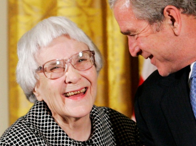 O presidente americano George W. Bush e Harper Lee no evento em que a autora foi condecorada com a Presidential Medal of Freedom, em 2007