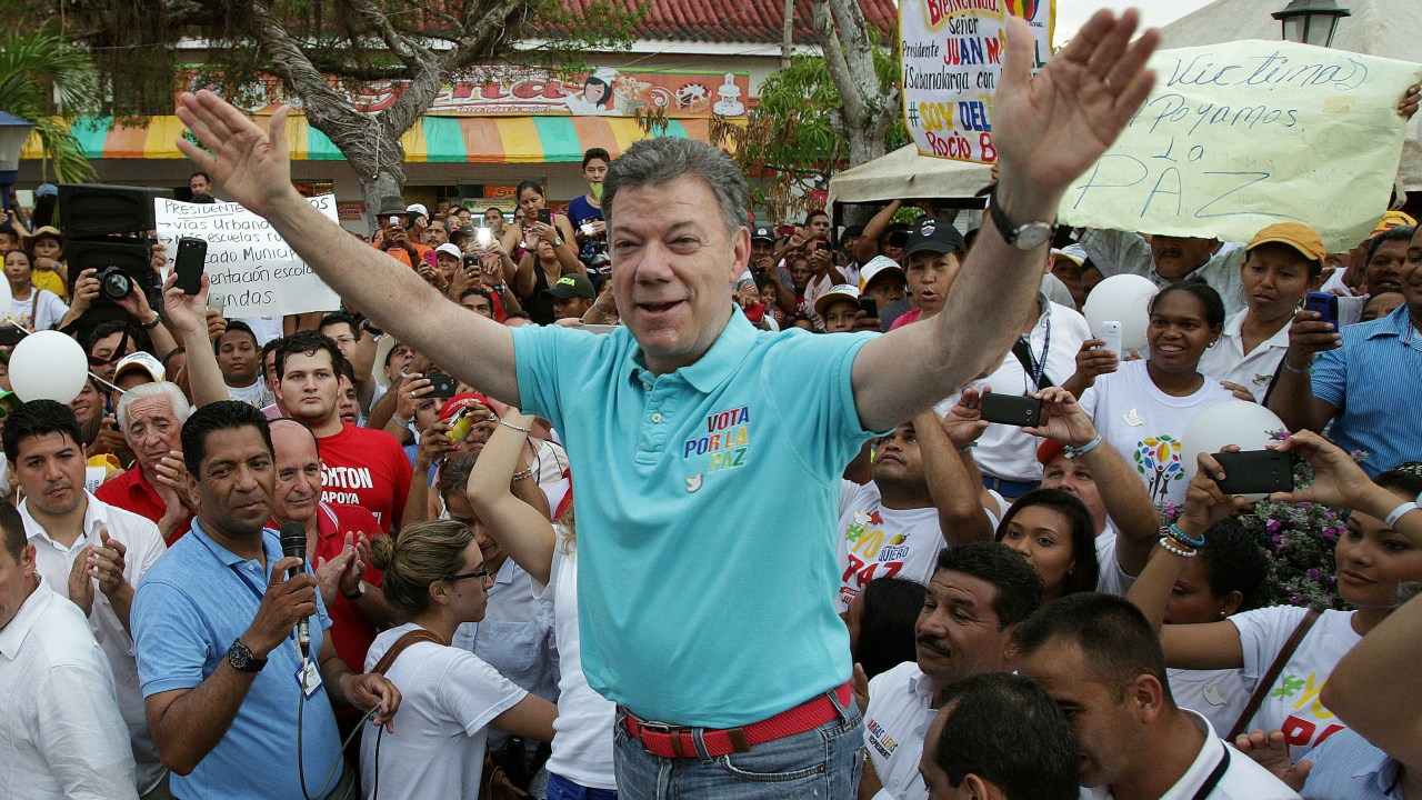 O presidente colombiano Juan Manuel Santos faz campanha para conseguir a reeleição no país
