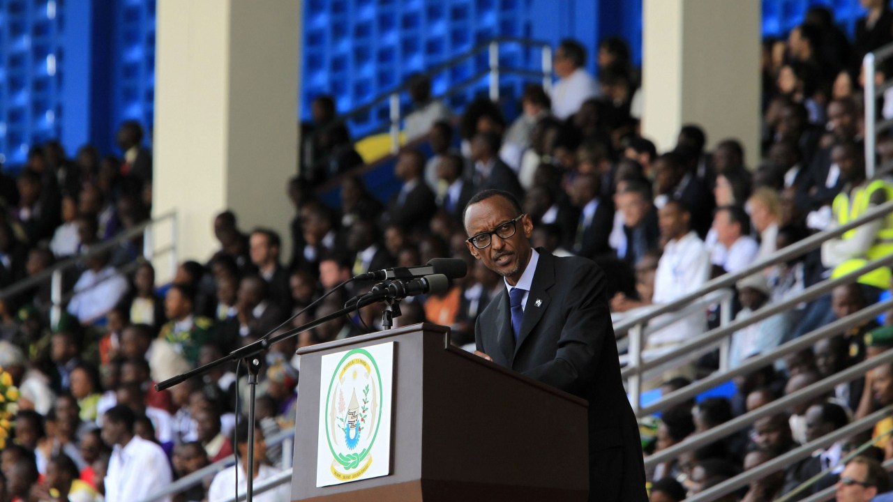 O presidente de Ruanda, Paul Kagame, discursa no estádio esportivo da capital Kigali durante uma cerimônia em homenagem aos 20 anos do genocídio no país