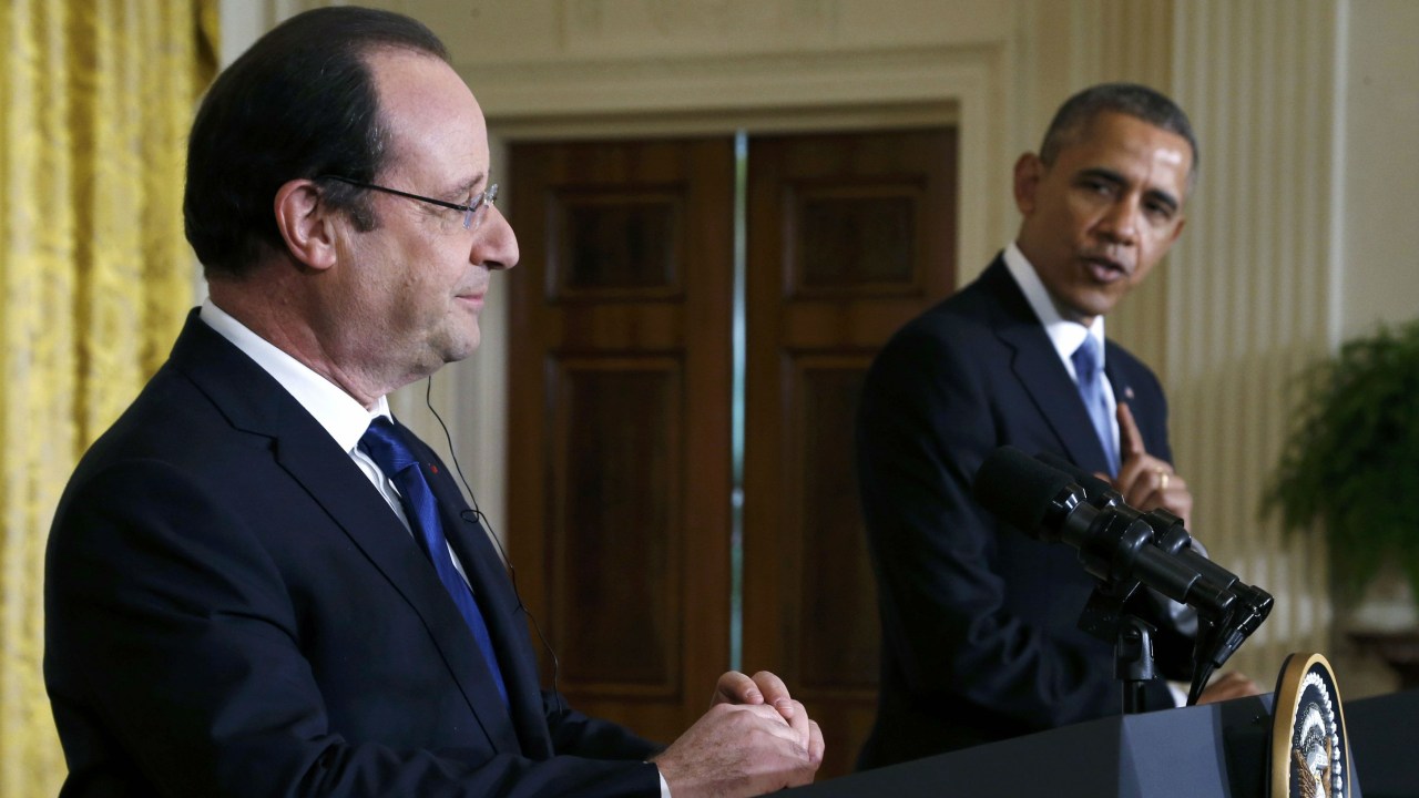 O presidente francês François Hollande é recebido pelo americano Barack Obama na Casa Branca