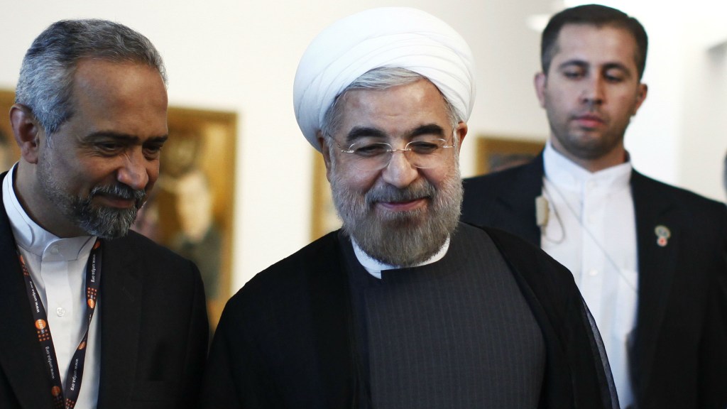O presidente iraniano Hassan Rohani é acompanhado por assessores na Assembleia Geral da ONU, em Nova York