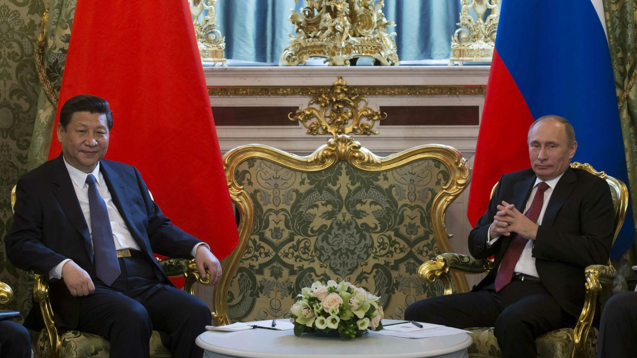O presidente russo Vladimir Putin encontra o nvo líder chinês, Xi Jinping, no Kremlin, em Moscou