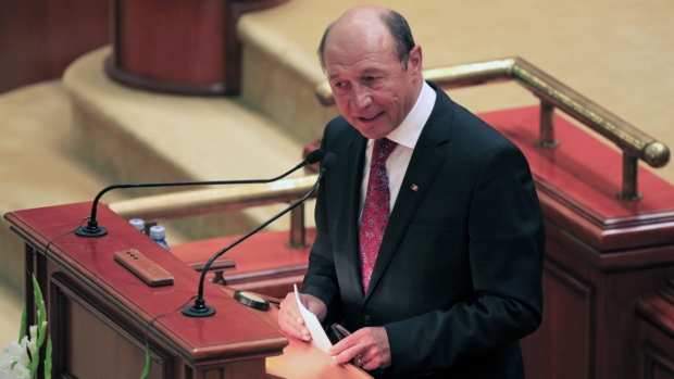 O presidente Traian Basescu apresentou sua defesa no Parlamento, que confirmou a intenção de destitui-lo