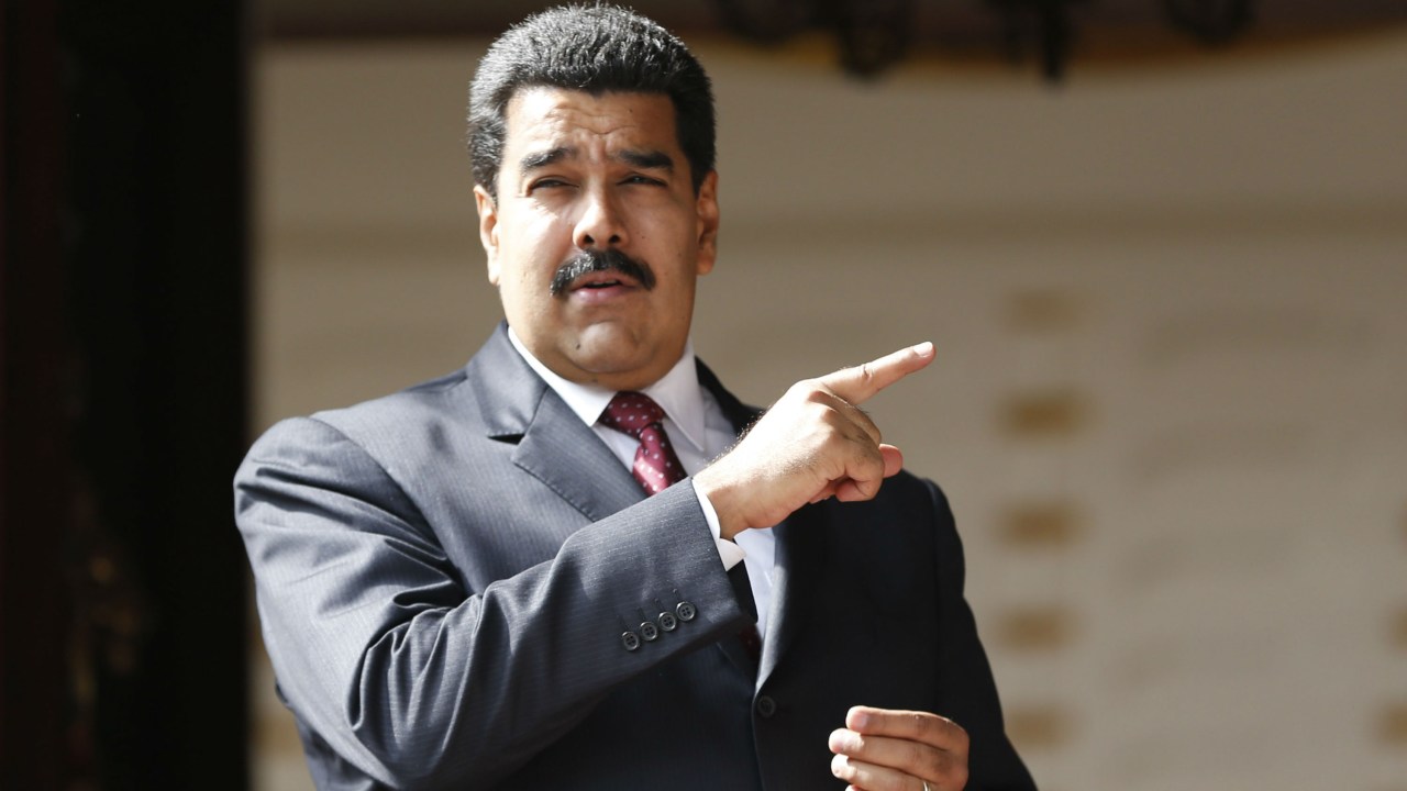 O presidente venezuelano Nicolás Maduro gesticula em frente ao Palácio de Miraflores, em Caracas