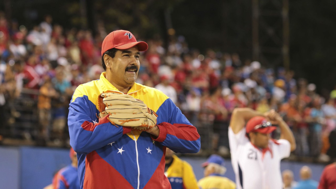 O presidente venezuelano Nicolás Maduro participa de um amistoso entre duas equipes de beisebol
