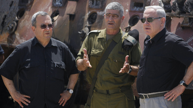 O Primeiro-ministro de Israel Benjamin Netanyahu (à dir.) e o ministro da Defesa Ehud Barak (à esq.) visitaram a fronteira israelense próxima ao local do ataque