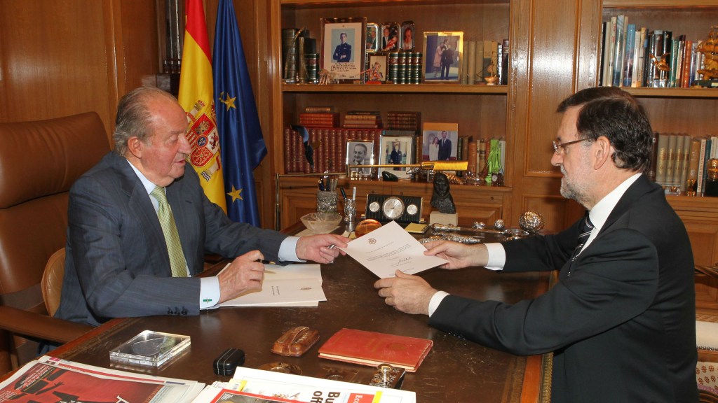 O rei Juan Carlos entrega a carta de abdicação ao trono ao primeiro-ministro da Espanha, Mariano Rajoy