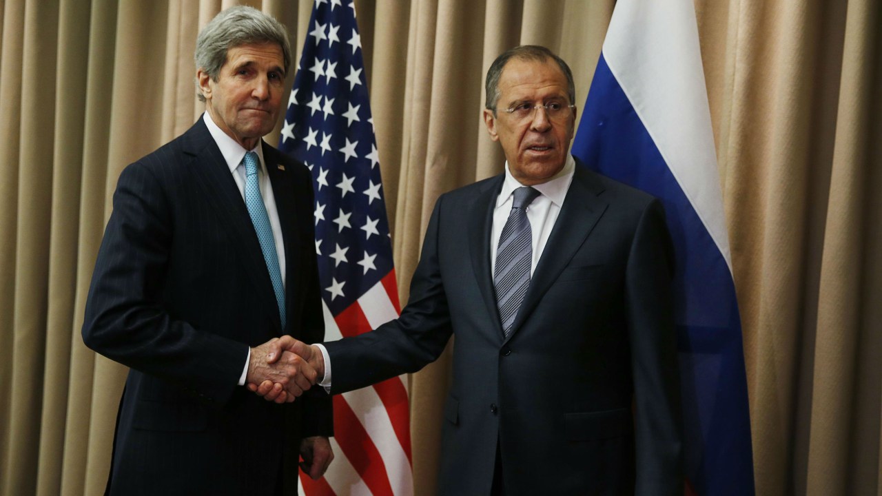 O secretário de estado americano, John Kerry, cumprimenta o chanceler russo, Sergei Lavrov