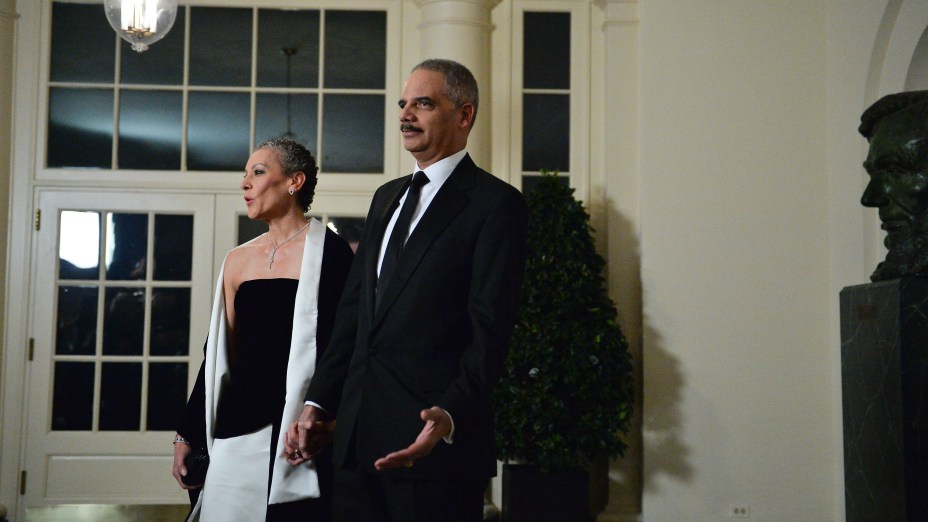 O secretário de Justiça americano, Eric Holder, chega à Casa Branca acompanhado de sua mulher, Sharon Malone