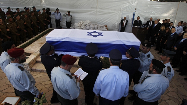 O sepultamento aconteceu no Cemitério Militar Monte Hertzl com a presença de autoridades israelenses