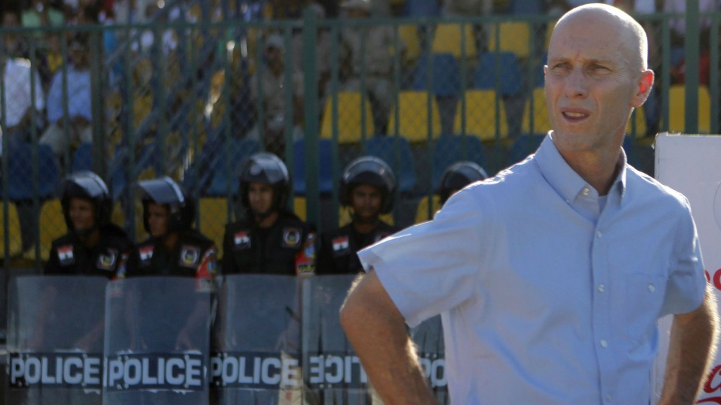 O técnico da seleção egípcia, o americano Bob Bradley, durante partida contra a Guiné, em setembro, no Cairo