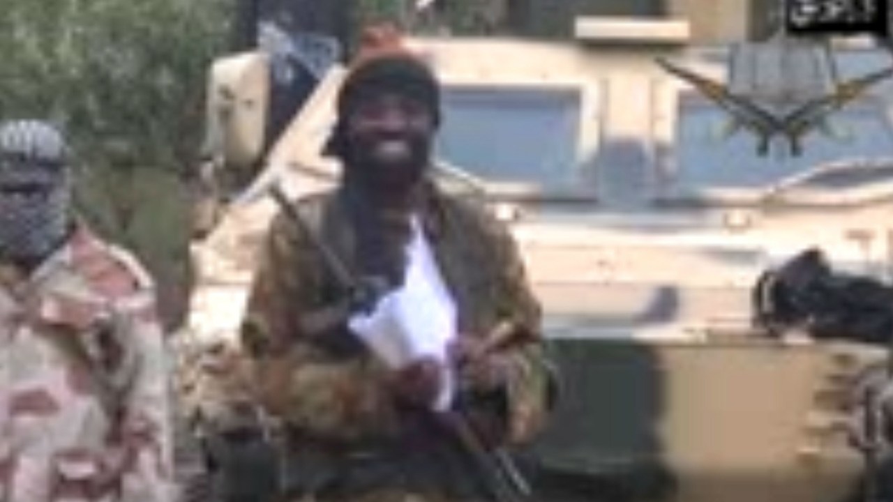 O terrorista Abubakar Shekau aparece discursando em um vídeo divulgado pelo Boko Haram