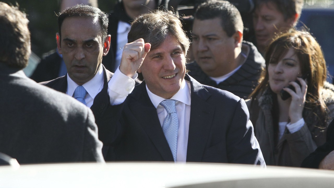 O vice-presidente argentino Amado Boudou cumprimenta simpatizantes após prestar depoimento em um tribunal