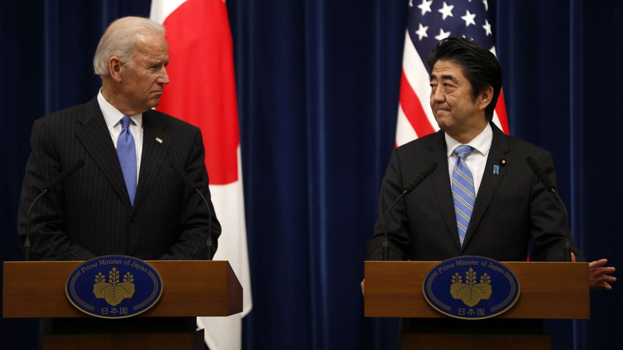 O vice-presidente dos Estados Unidos, Joe Biden, e o primeiro-ministro do Japão, Shinzo Abe