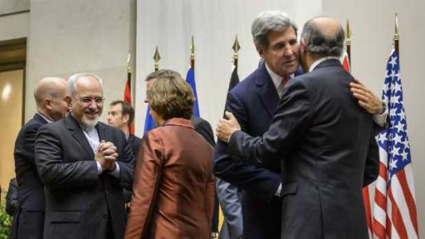 (A partir da esquerda) O chanceler iraniano, Mohamed Zarif; a chefe da diplomacia europeia, Catherine Ashton; o secretário de Estado americano, John Kerry; e o chanceler francês, Laurent Fabius, comemoram em Genebra
