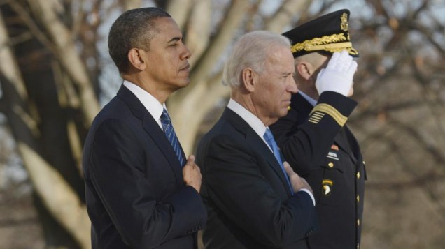 Obama e Biden durante cerimônia em Arlington