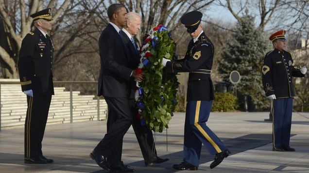 Barack Obama e Joe Biden depositam flores no túmulo do soldado desconhecido no cemitério militar de Arlington