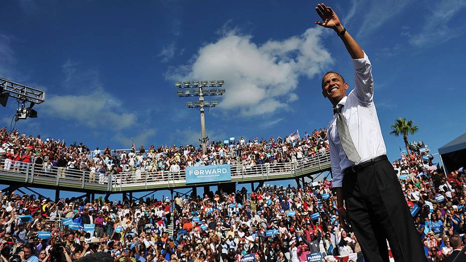 O presidente dos Estados Unidos, Barack Obama, acena para multidão durante discurso de campanha, em Delray Beach, na Flórida, em 23/10/2012