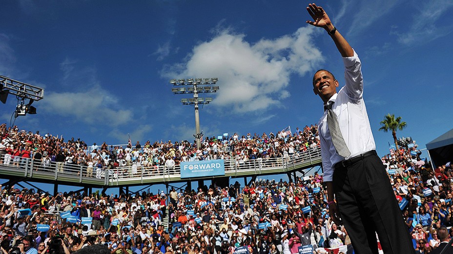 O presidente dos Estados Unidos, Barack Obama, acena para multidão durante discurso de campanha, em Delray Beach, na Flórida, em 23/10/2012
