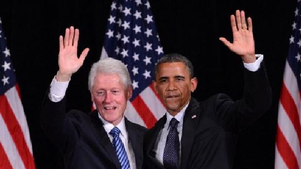Bill Clinton e Barack Obama acenam juntos em um evento de campanha em Nova York em junho