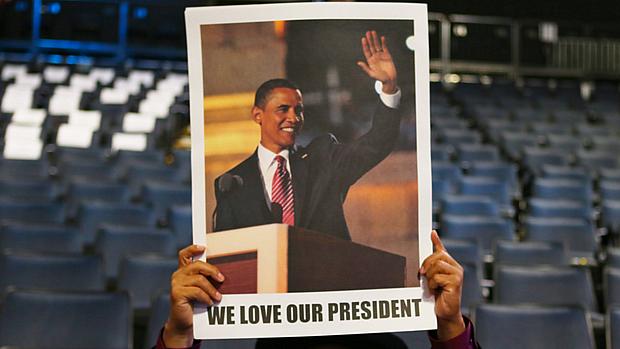 Democrata levanta cartaz de Obama durante preparação de convenção democrata em Charlotte (EUA)