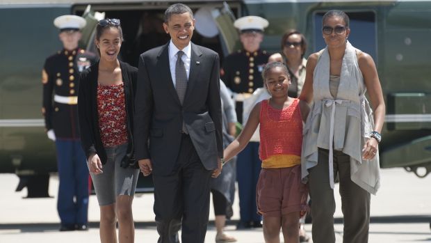 Família Obama embarca em avião em El Salvador