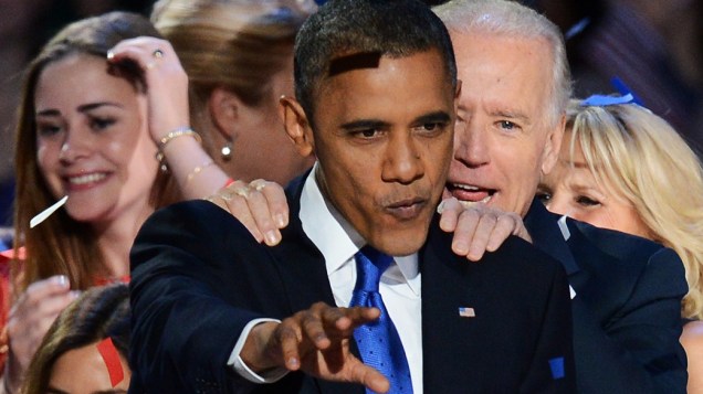 Presidente reeleito Barack Obama e seu vice, Joe Biden, após discurso da vitória, realizado em Chicago, Illinois