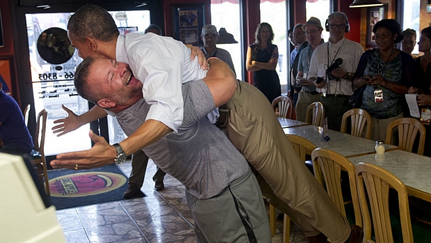 Dono de pizzaria dá abraço e levanta Barack Obama do chão durante viagem da campanha do democrata ao estado da Flórida