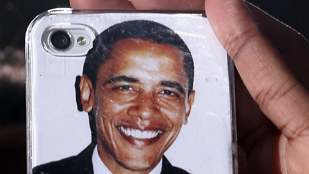 Um retrato do presidente americano Barack Obama aparece colado a um aparelho celular