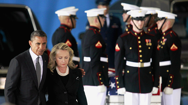 Barack Obama e Hillary Clinton, em cerimônia de chegada de corpos de cidadãos americanos mortos em Bengasi