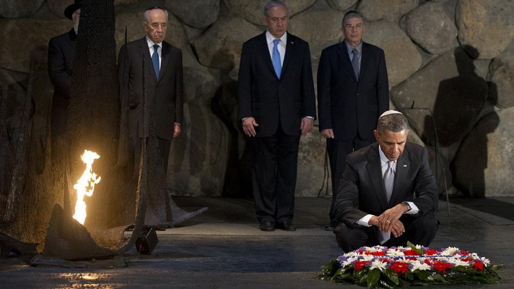 O presidente americano Barack Obama deposita uma coroa de flores no Hall da Recordação, durante sua visita ao Memorial do Holocausto, em Jerusalém