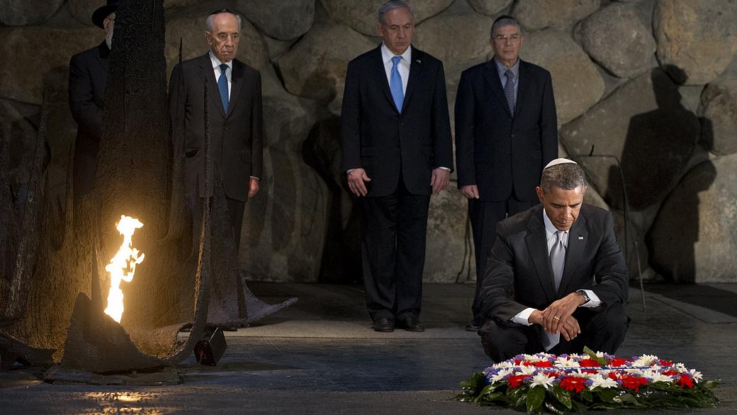 O presidente americano Barack Obama deposita uma coroa de flores no Hall da Recordação, durante sua visita ao Memorial do Holocausto, em Jerusalém