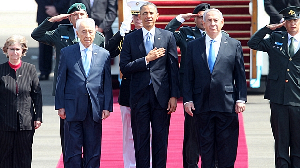 Obama é recebido em Israel pelo premiê Benjamin Netanyahu (à direita) e o presidente Shimon Peres (esquerda)
