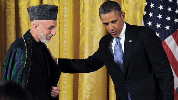O presidente afegão Hamid Karzai durante um encontro com o americano Barack Obama