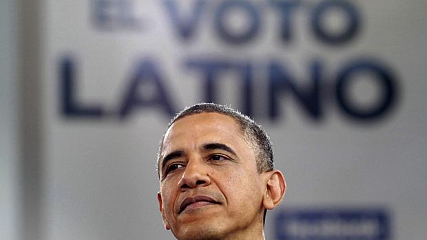 Obama em um evento da Universidade de Miami, em frente a um cartaz que diz 'o voto latino'