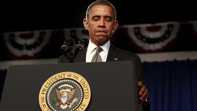O presidente Barack Obama faz um minuto de silêncio pelas vítimas do ataque a um cinema no Colorado