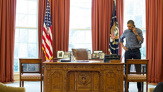 Foto divulgada pela Casa Branca mostra o presidente americano Barack Obama discutindo a crise na região da Crimeia com o mandatário russo Vladimir Putin