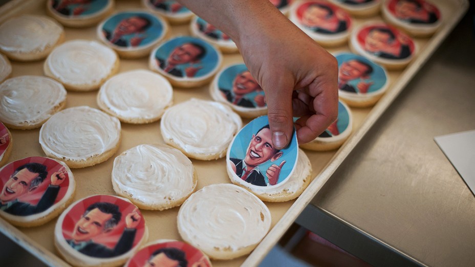 Mulher prepara biscoito com imagem de candidatos à presidência americana, nos EUA