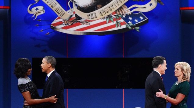 Obama e Romney encontram suas mulheres ao fim de debate presidencial na Flórida
