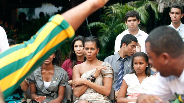 Primeira-dama americana, Michelle Obama, assiste à apresentação de capoeira em Brasília